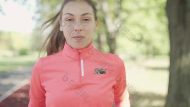 跑步者女孩气候变暖公园运行的地方慢<strong>运动视频</strong>